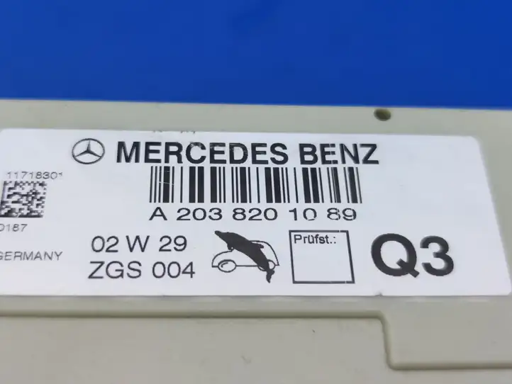 Mercedes-Benz C W203 (2000 - 2007) A2038201089 Усилитель антенны — фото 3