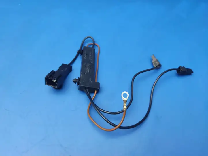 Mercedes-Benz C W204 (2007 - 2014) A2048708490 Усилитель антенны — фото 4