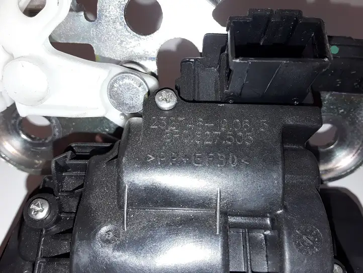 Audi A3/S3 8V (2012 - 2016) 8R0827505 Замок крышки багажника — фото 3