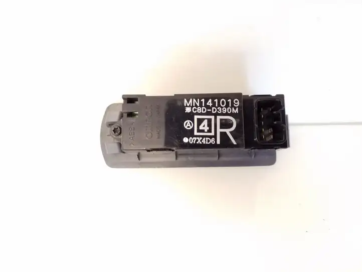 Mitsubishi Colt (2004 - 2008) MN141019 Кнопка стеклоподъемников — фото 2