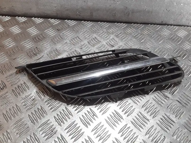 Nissan Almera Tino (2000 - 2006)  9381M020 Верхняя решётка