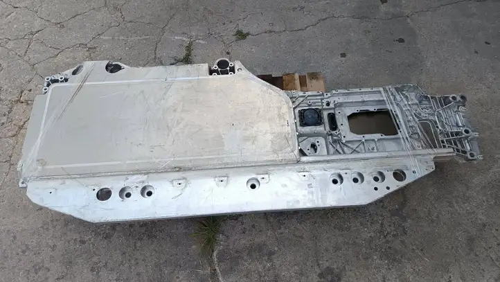 BMW 5 G60 (2023 - ) 8849387 Ящик аккумулятора — фото 3