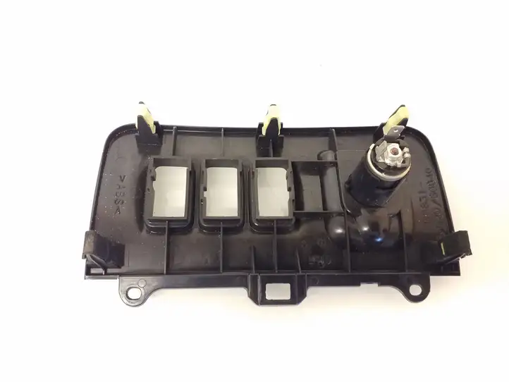 Toyota Land Cruiser (J120) (2002 - 2009) 588316002060040 Розетка 12V (передняя) — фото 2