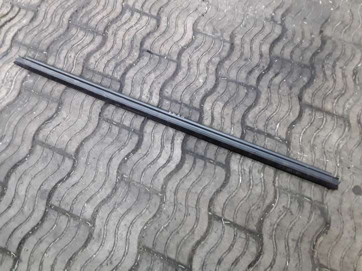 Volkswagen PASSAT B7 (2011 - 2014)  3AA837471A Уплотнительная резина стекла передней двери