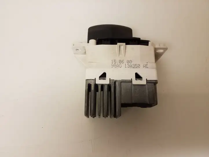 Ford Focus (1998 - 2004) 98AG13A350AE Включатель аварийных фонарей — фото 3