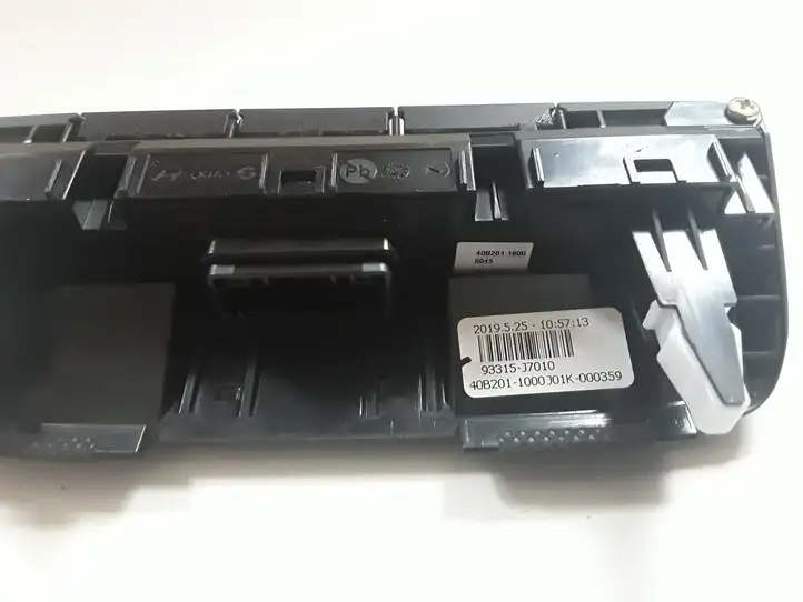 Kia Ceed (2018 - 2021) 93315J7010 Включатель обогрева — фото 2