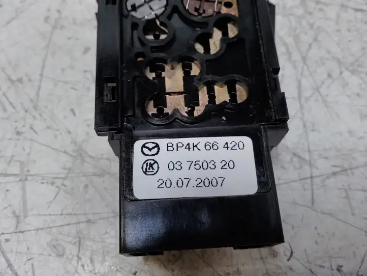 Mazda 3 I (2006 - 2009) BP4K66420 Включатель обогрева — фото 4
