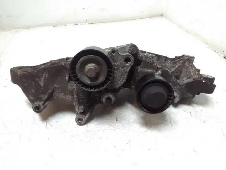 Opel Vivaro (2006 - 2014) 8200462166 Кронштейн генератора — фото 2