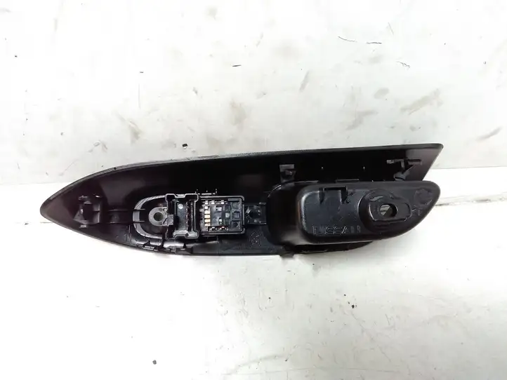 Nissan Juke I F15 (2010 - 2018) 829601KA2A Блок кнопок стеклоподъемников — фото 2