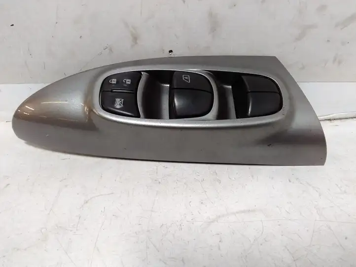 Nissan Juke I F15 (2010 - 2018) 254011KK0A Блок кнопок стеклоподъемников — фото 1