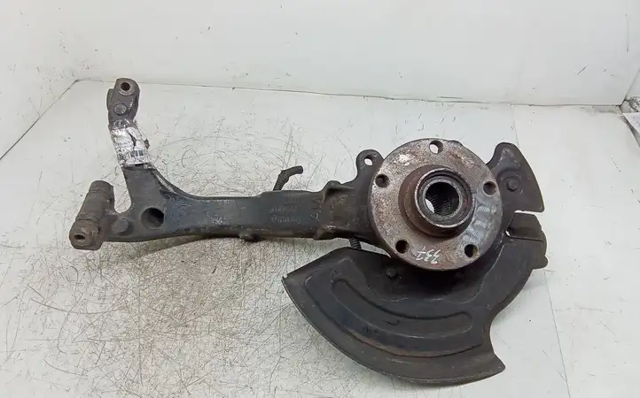 Audi A6 S6 C5 4B (1997 - 2001) 8D0407257AM Передний поворотный кулак — фото 1