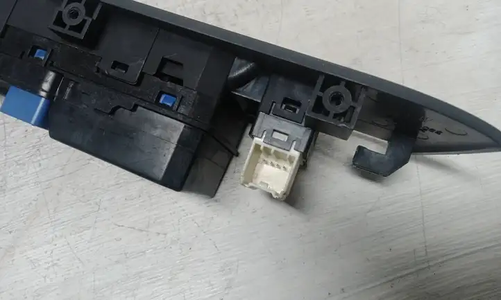 Chevrolet Captiva (2006 - 2011) 202005436 Кнопка стеклоподъемников — фото 3