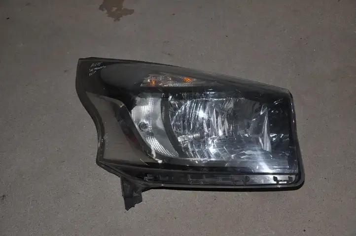 Renault Trafic III (X82) (2014 - ) 260101058R Передняя фара — фото 1