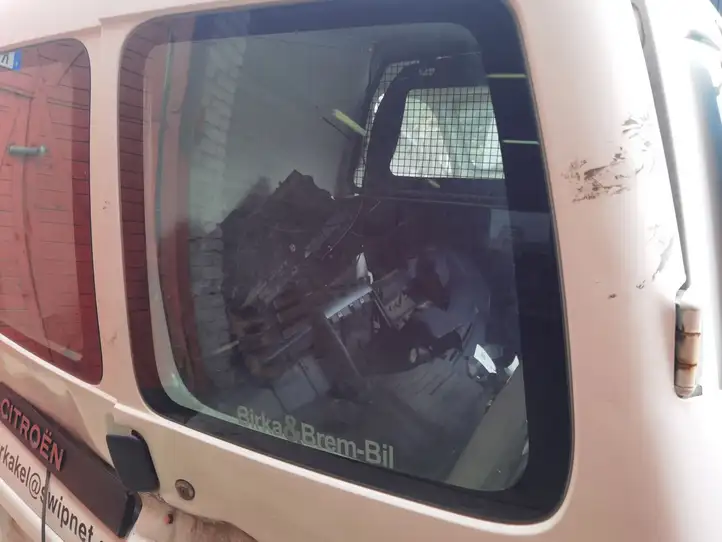 Citroen Berlingo (2003 - 2007) Стекло двери багажника — фото 1