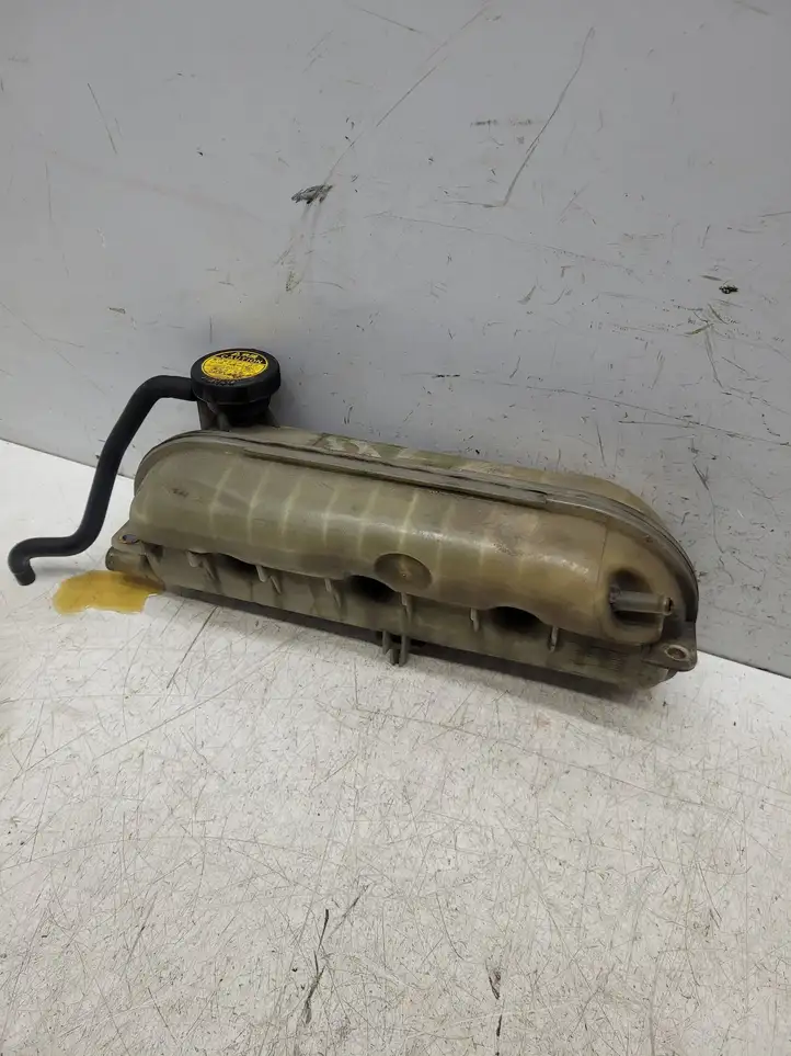 Toyota Avensis T250 (2003 - 2006)   Расширительный бачок охлаждающей жидкости