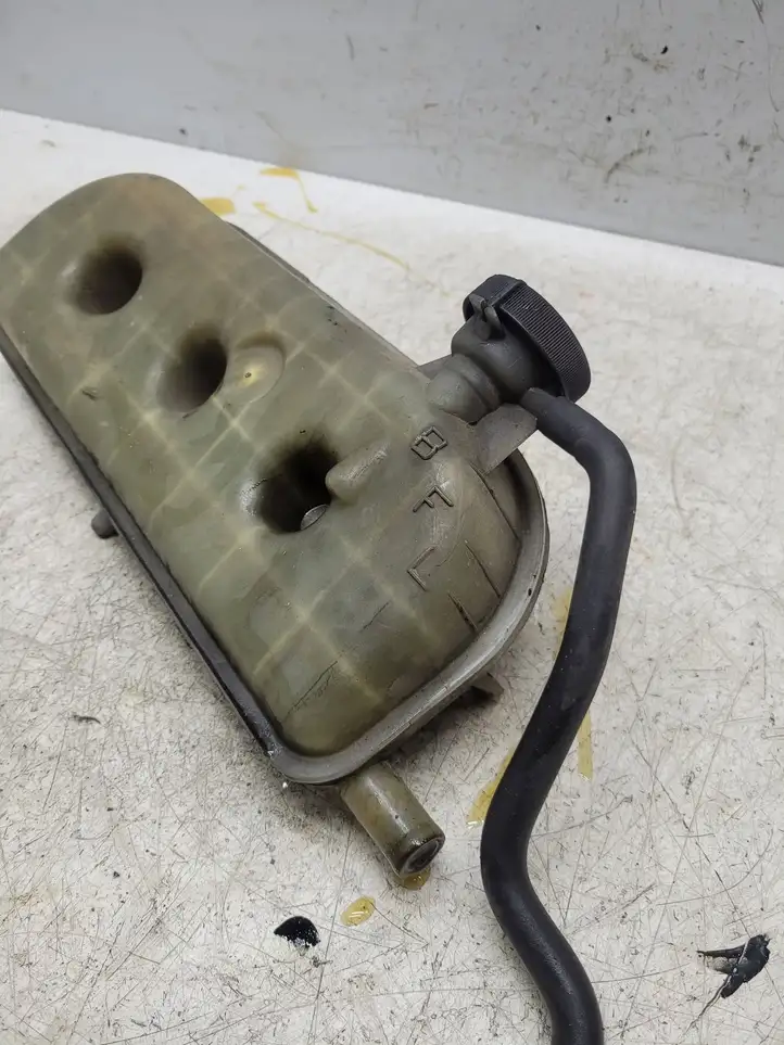 Toyota Avensis T250 (2003 - 2006)   Расширительный бачок охлаждающей жидкости