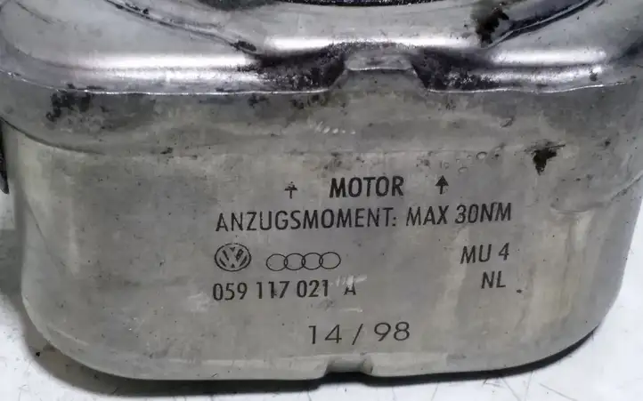 Audi A6 S6 C5 4B (1997 - 2001) 059117021A Кронштейн масляного фильтра — фото 2