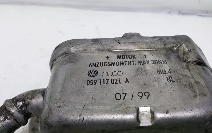 Audi A6 S6 C5 4B (1997 - 2001) 059117021A Кронштейн масляного фильтра — фото 3