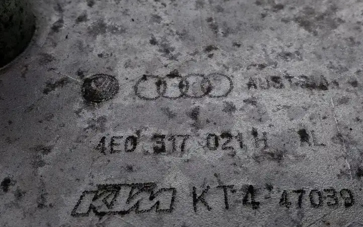 Audi A8 S8 D3 4E (2005 - 2007) 4E0317021H Кронштейн масляного фильтра — фото 4