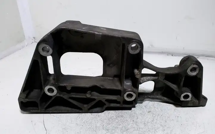 Audi A3/S3 8P (2003 - 2005) 06F903143 Кронштейн генератора — фото 2