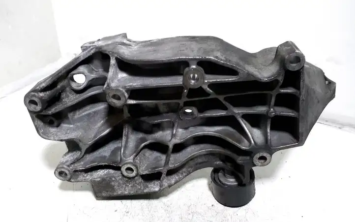BMW 5 E60 E61 (2004 - 2010) 7802639 Кронштейн генератора — фото 2