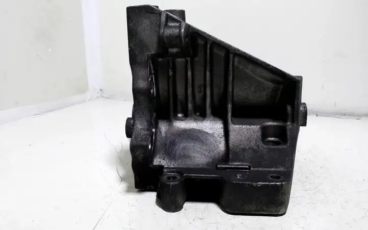 BMW 5 E60 E61 (2004 - 2010) 7802639 Кронштейн генератора — фото 3