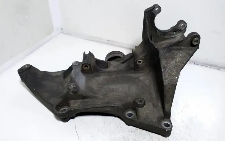 Mitsubishi Carisma (1999 - 2004) 8200183234 Кронштейн генератора — фото 1