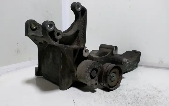 Mitsubishi Carisma (1999 - 2004) 8200183234 Кронштейн генератора — фото 3