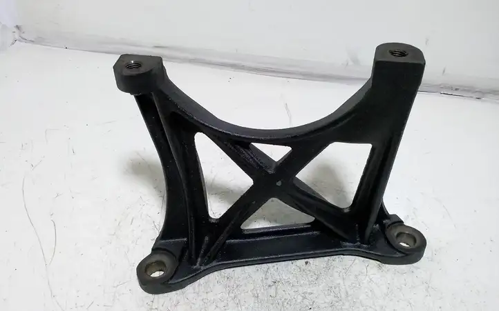Toyota Corolla E120 E130 (2000 - 2004) 171180G010 Кронштейн двигателя — фото 2