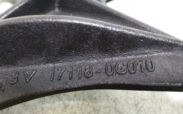 Toyota Corolla E120 E130 (2000 - 2004) 171180G010 Кронштейн двигателя — фото 3