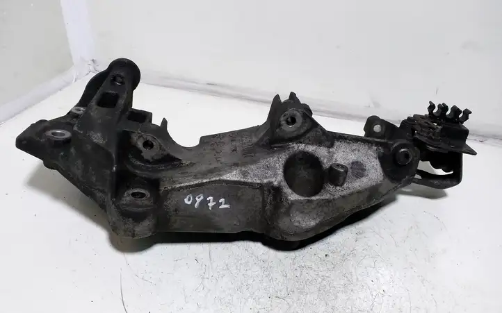 Nissan Qashqai (2006 - 2010) 8200527320 Кронштейн генератора — фото 1
