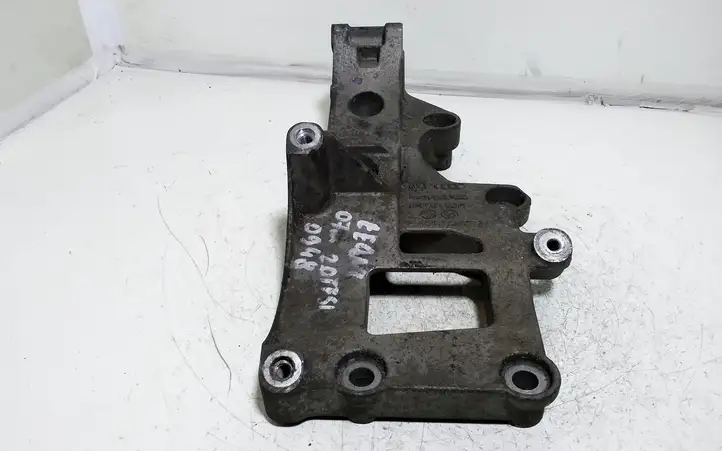 Seat Leon (1P) (2005 - 2012) 06F903143 Кронштейн генератора — фото 1