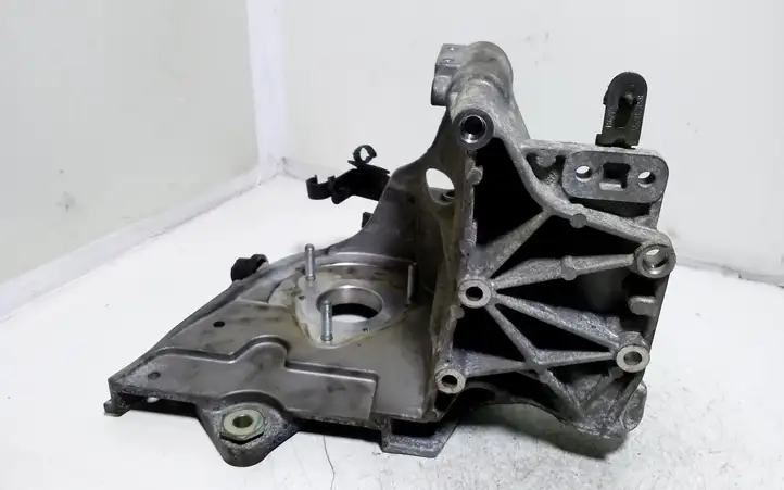 Opel Zafira B (2003 - 2006) 55187918 Кронштейн топливного насоса — фото 2