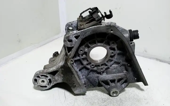 Opel Zafira B (2003 - 2006) 55187918 Кронштейн топливного насоса — фото 4