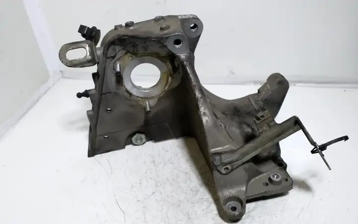 Opel Zafira B (2003 - 2006) 55194411 Кронштейн генератора — фото 1