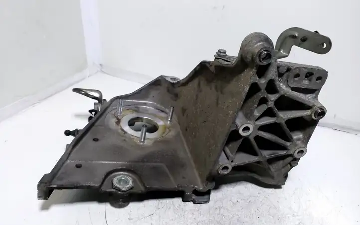 Opel Zafira B (2003 - 2006) 55194411 Кронштейн генератора — фото 2