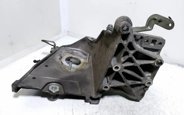 Opel Zafira B (2003 - 2006) 55194411 Кронштейн генератора — фото 4