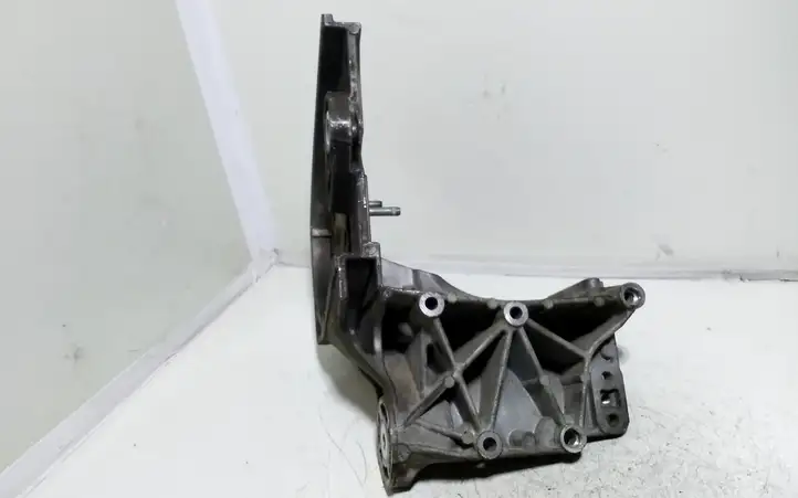 Opel Astra H (2004 - 2009) 55187918 Кронштейн топливного насоса — фото 3