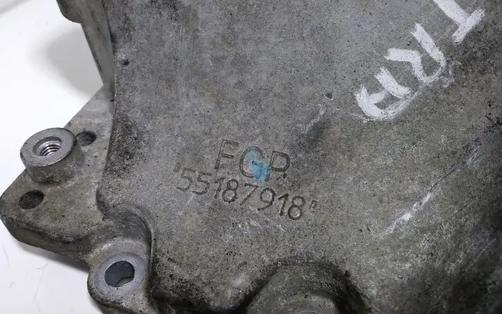 Opel Astra H (2004 - 2009) 55187918 Кронштейн топливного насоса — фото 5