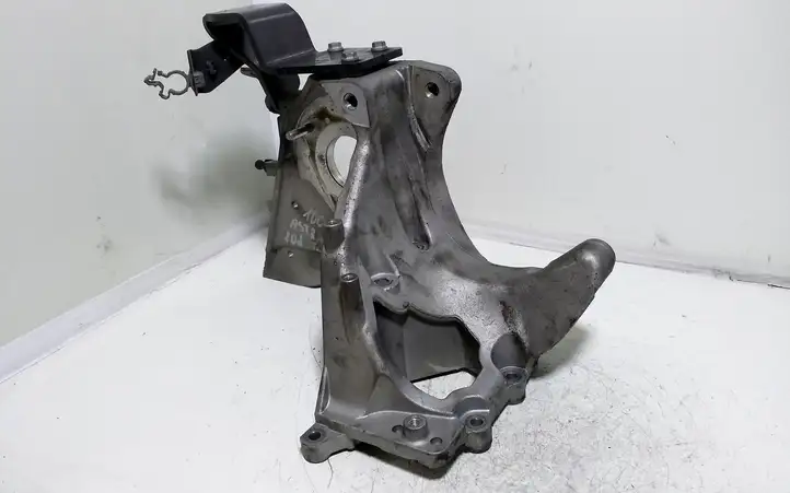 Opel Astra J (2012 - 2015) 55574721 Кронштейн топливного насоса — фото 3