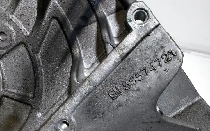 Opel Astra J (2012 - 2015) 55574721 Кронштейн топливного насоса — фото 4