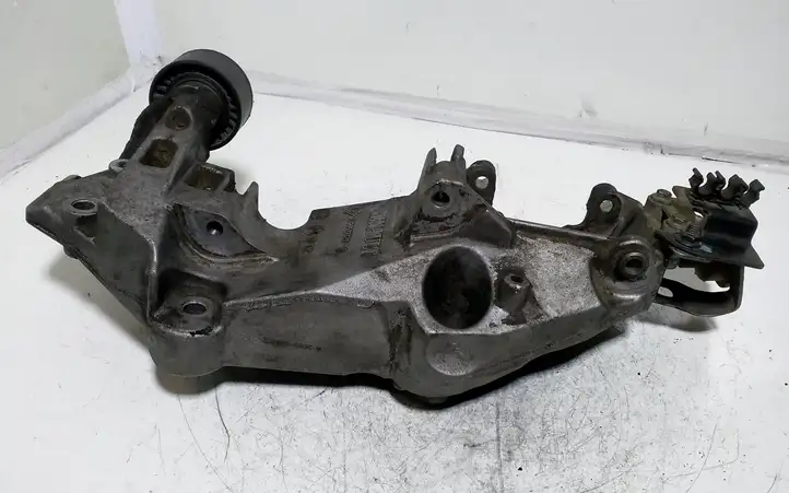 Nissan Qashqai (2006 - 2010) 8200527320 Кронштейн генератора — фото 3