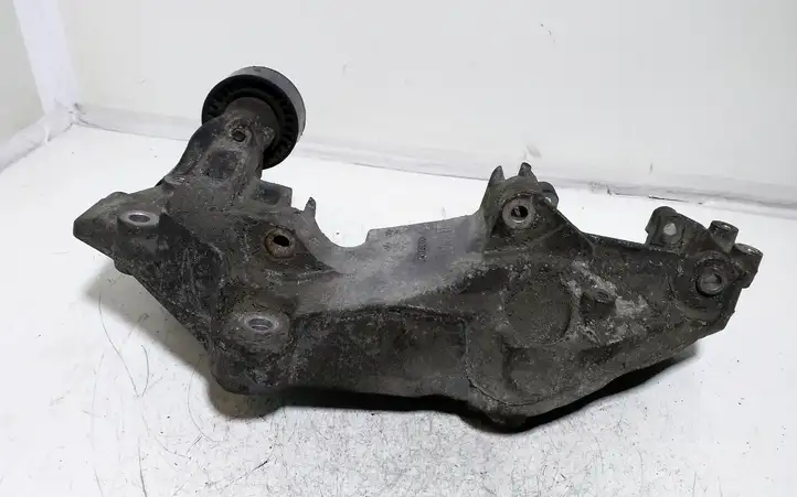 Opel Vivaro (2006 - 2014) 8200527320 Кронштейн генератора — фото 4