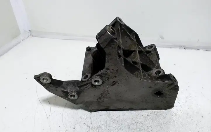 Audi A8 S8 D3 4E (2005 - 2007) 077260885 Кронштейн двигателя — фото 1