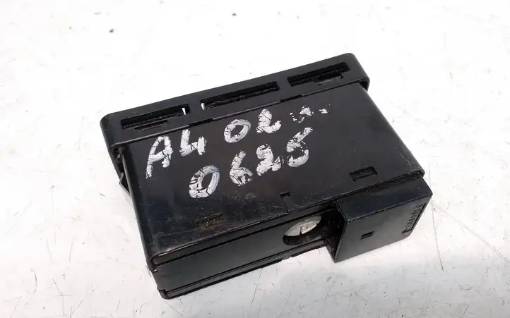 Audi A4 S4 B6 8E 8H (2000 - 2006) Включатель аварийных фонарей — фото 1