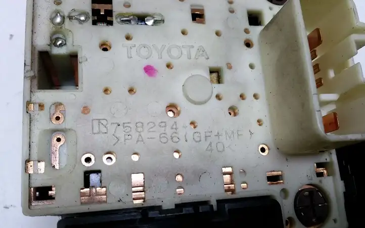 Toyota Yaris Verso (1999 - 2005) 758292 Блок кнопок на панели — фото 4