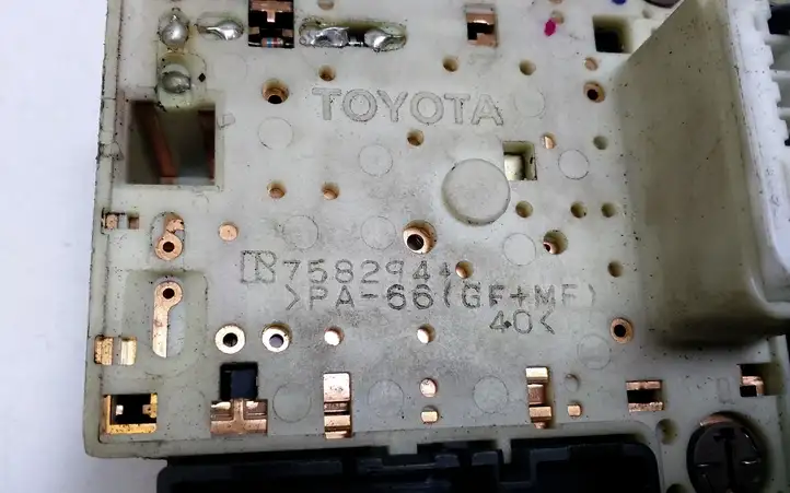 Toyota Yaris Verso (1999 - 2005) 758294 Блок кнопок на панели — фото 4
