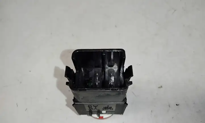 Seat Leon (1P) (2005 - 2012) 5P0953235A Включатель аварийных фонарей — фото 2