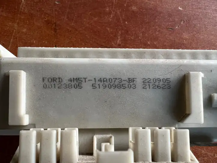 Ford Focus (2005 - 2008) 4M5T14A073BF Блок предохранителей — фото 2