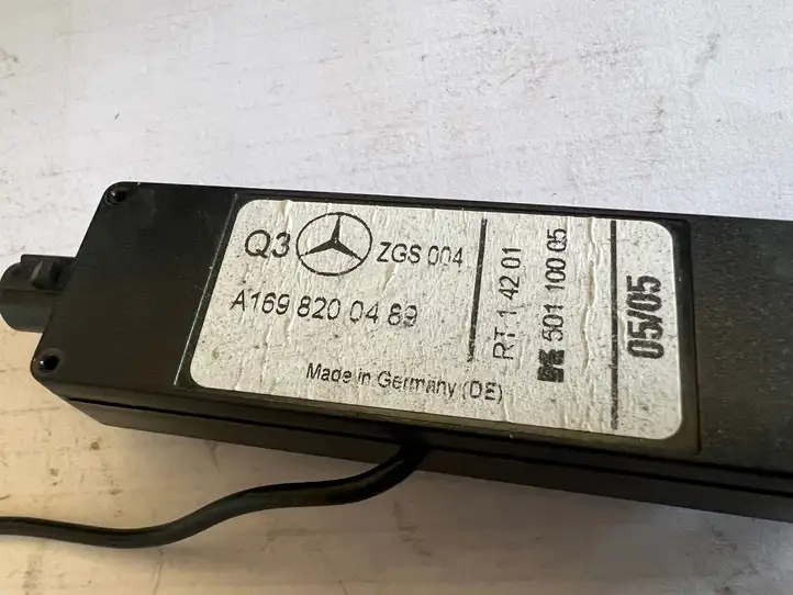 Mercedes-Benz A W169 (2004 - 2012) A1698200489 Усилитель антенны — фото 2